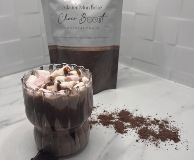 ChocoBoost cacao galactogène avec un verre de chocolat chaud