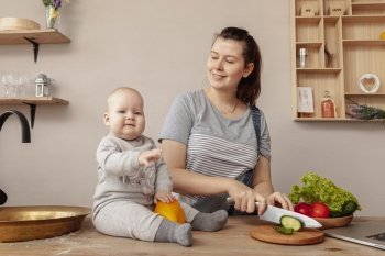 Maman qui cuisine avec bébé