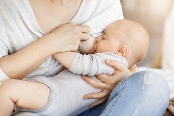 Maman donnant le sein à son bébé