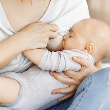 Allaitement : Mon bébé boit-il assez ? Un guide complet pour des mamans sereines